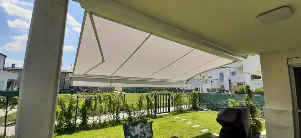 tienenie v exterieri pomocou markízy